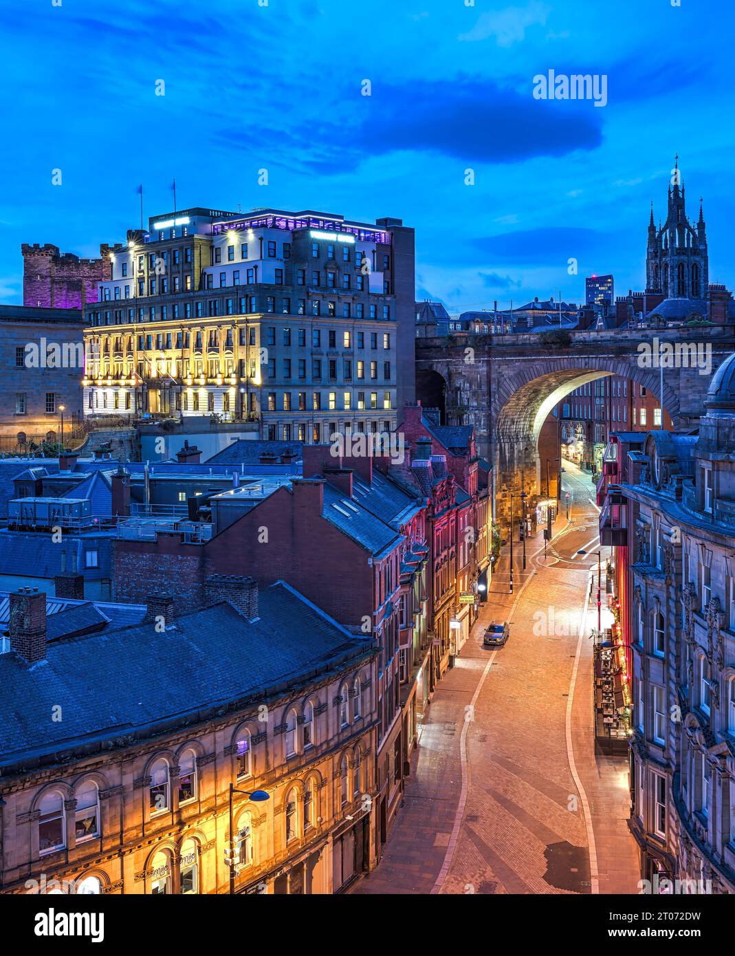 Vista notturna dal Tyne Bridge guardando lungo il lato verso il Castello di Newcastle e la Cattedrale di St Nicholas Foto Stock