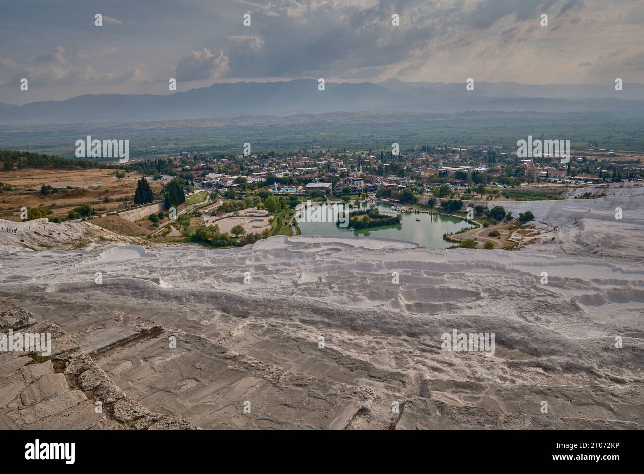 Pamukkale, Turchia di Denizli, Travertines di Pamukkale, piscine termali naturali circondate da pietra calcarea bianca, accessibili da una passeggiata su rocce ruvide. Foto Stock