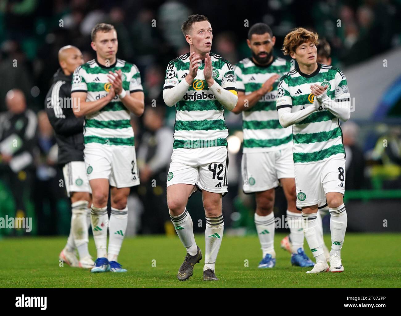 Callum McGregor del Celtic applaude i tifosi dopo la partita del gruppo e della UEFA Champions League al Celtic Park, Glasgow. Data foto: Mercoledì 4 ottobre 2023. Foto Stock