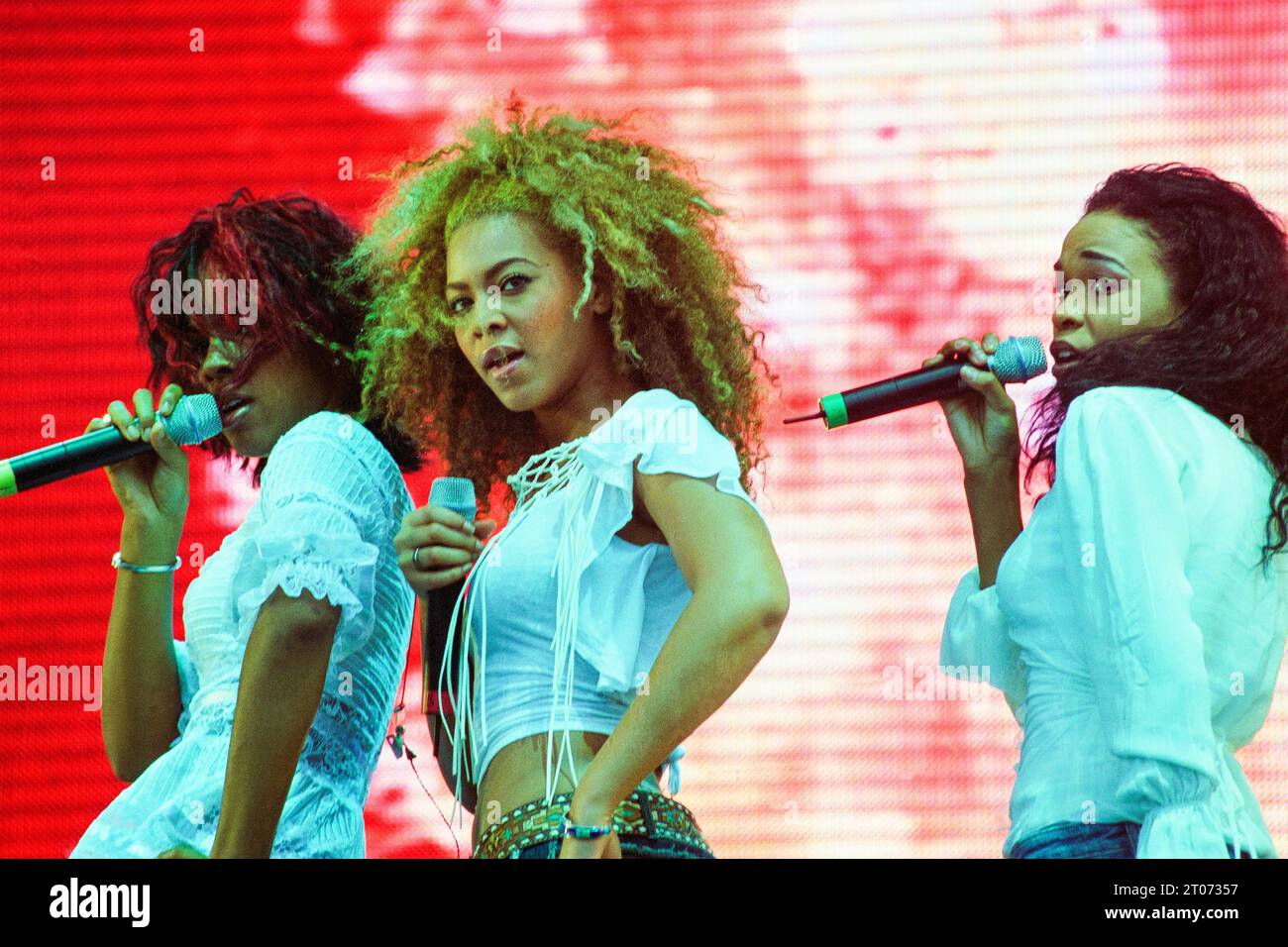 Kelly Rowland, Beyonce Knowles e Michelle Williams dei Destiny's Child che suonano dal vivo a radio 1 One Big Sunday al Morfa Stadium di Swansea il 16 giugno 2002. Fotografia: Rob Watkins. Foto Stock