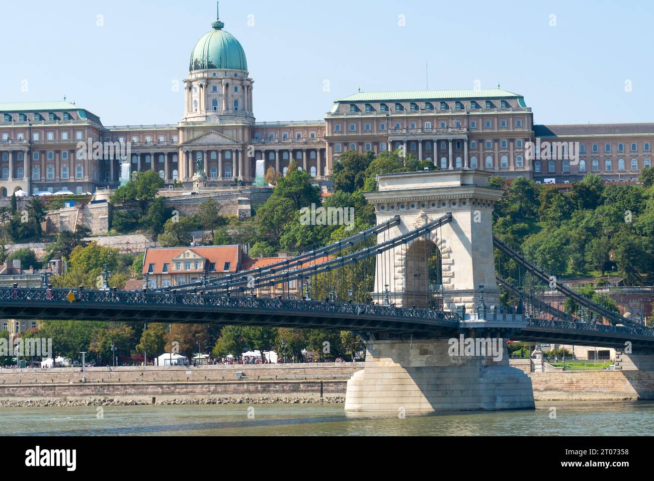 Il Ponte delle catene di Budapest sul fiume Danubio, con l'edificio della Galleria Nazionale sullo sfondo Foto Stock