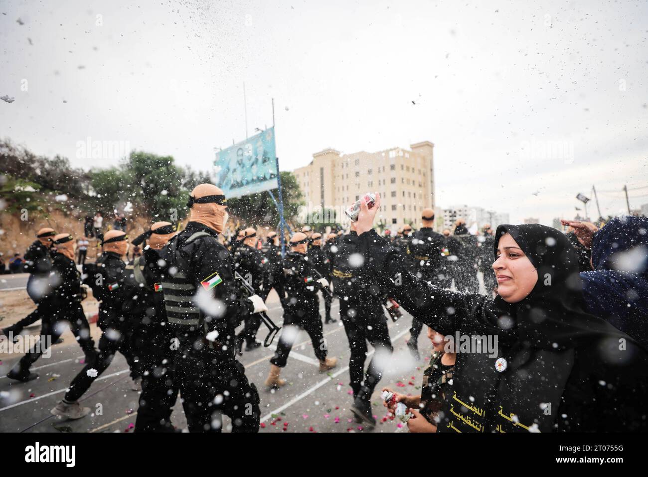 Gaza, Palestina. 4 ottobre 2023. Una donna applaude come militanti palestinesi del movimento della Jihad Islamica marcia durante una parata militare anti-Israele che segna il 36° anniversario della fondazione del movimento nella città di Gaza (foto di Nidal Alwaheidi/SOPA Images/Sipa USA) credito: SIPA USA/Alamy Live News Foto Stock