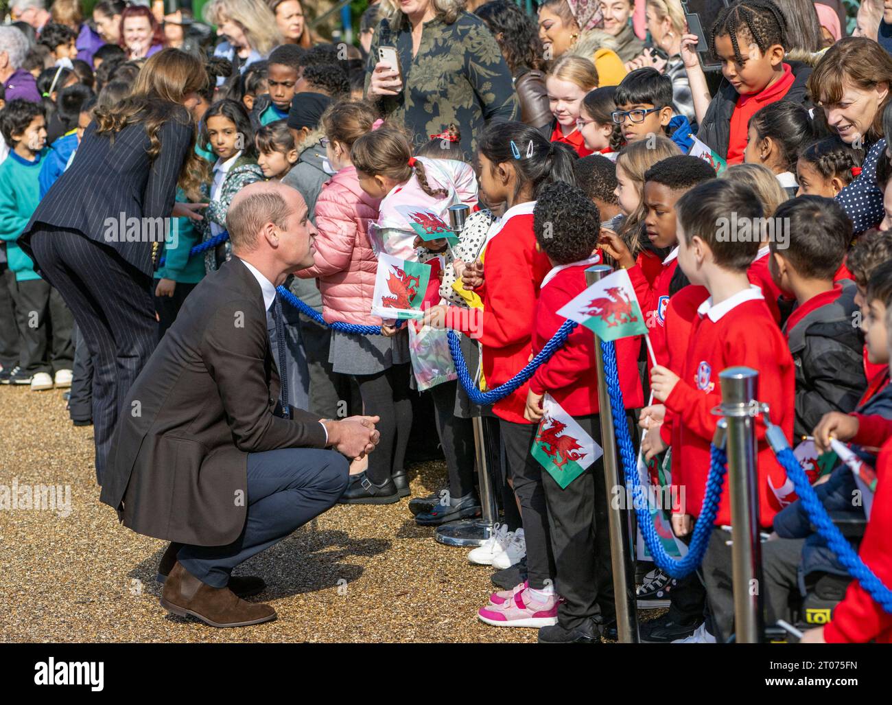 Cardiff, Galles, Regno Unito. 3 ottobre 2023. Il principe William, principe di Galles, parla con i bambini mentre visita il Grange Pavilion per celebrare l'inizio Foto Stock