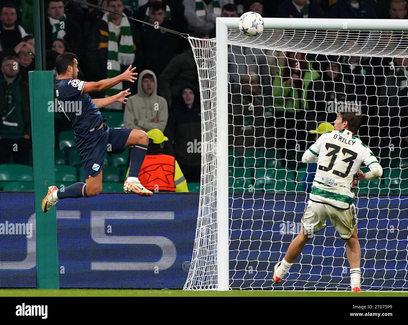 Il Lazio Pedro segna il secondo gol della squadra durante la partita del gruppo e di UEFA Champions League al Celtic Park di Glasgow. Data foto: Mercoledì 4 ottobre 2023. Foto Stock