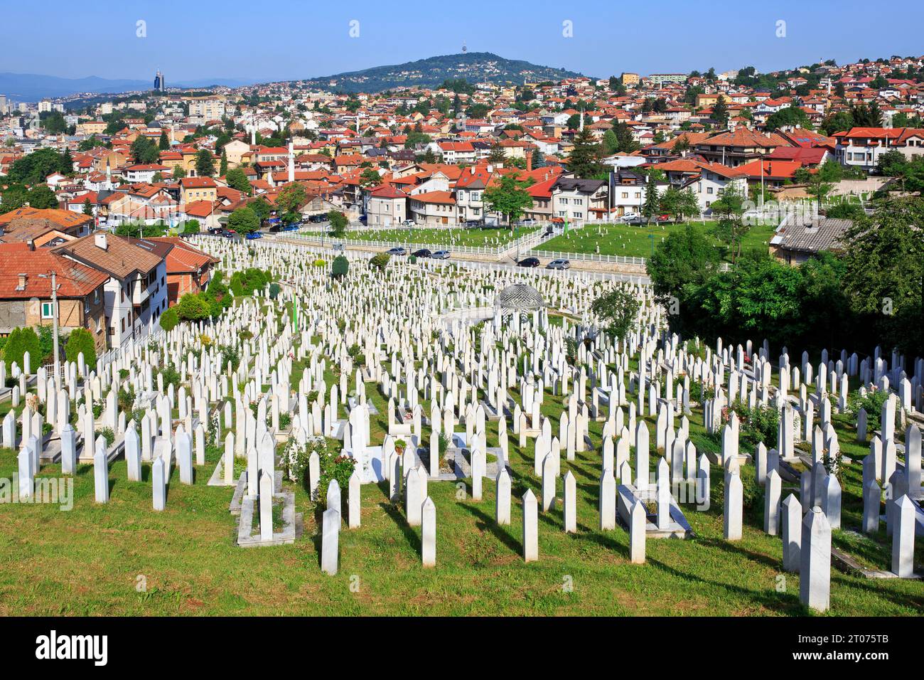 Vista panoramica di un cimitero musulmano dalla Fortezza gialla di Sarajevo, Bosnia ed Erzegovina Foto Stock