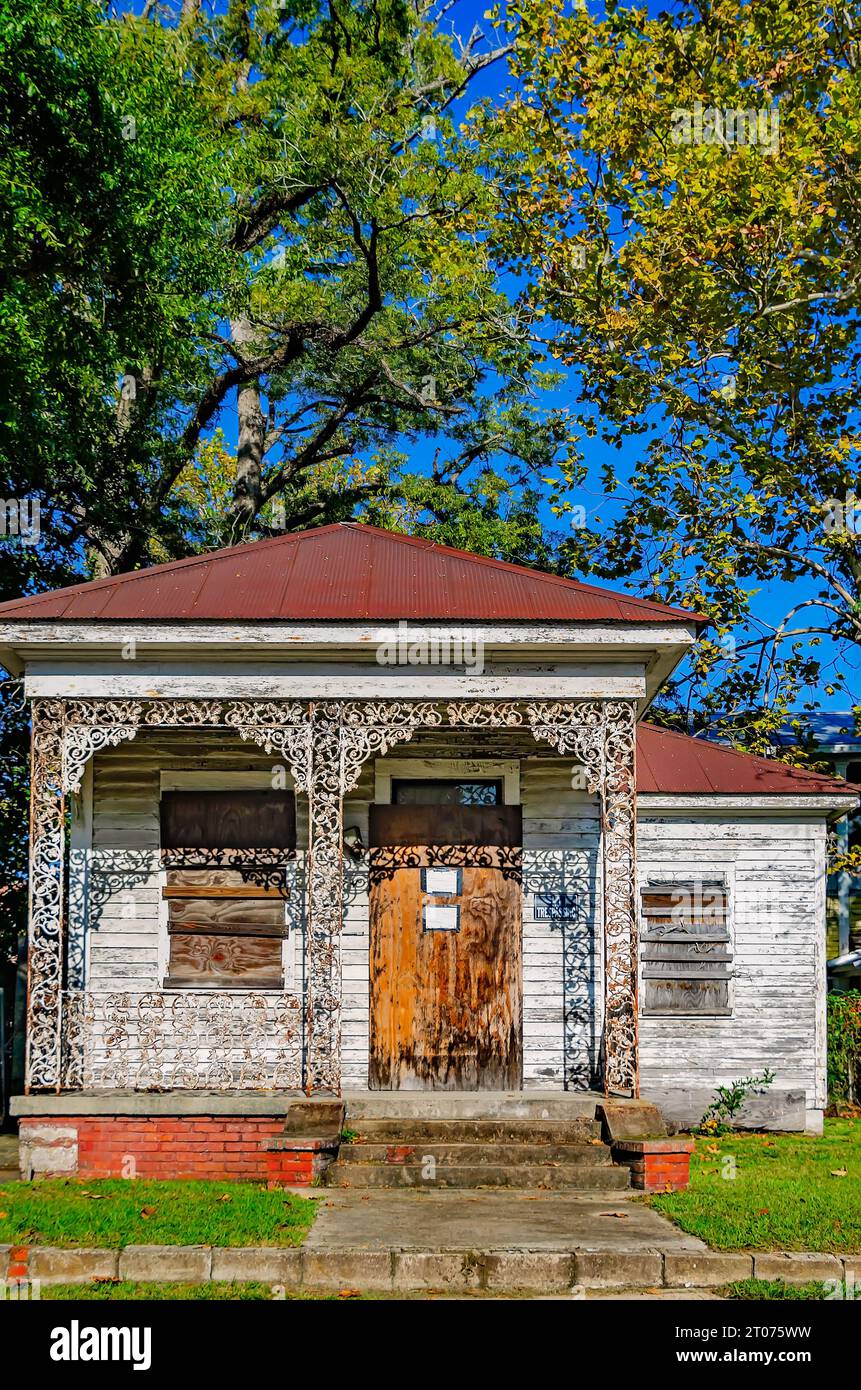 Una storica casa di fucili è stata abbattuta e distrutta nel Central Business District, 30 settembre 2023, a Mobile, Alabama. Foto Stock