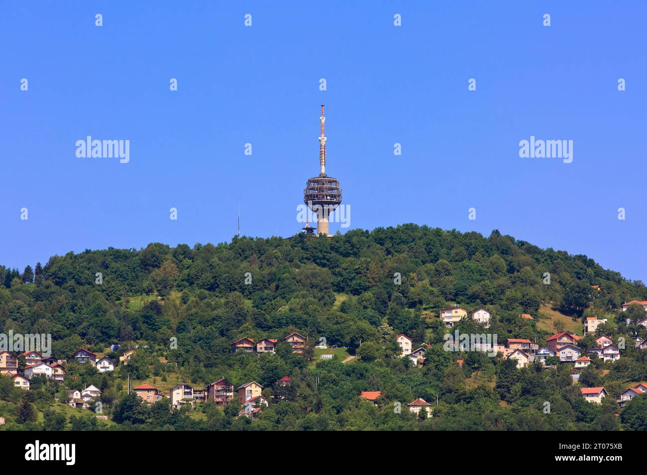 La Hum Tower, una torre di telecomunicazione alta 78,5 m (258 piedi) situata sul Monte Hum alla periferia di Sarajevo, Bosnia ed Erzegovina Foto Stock