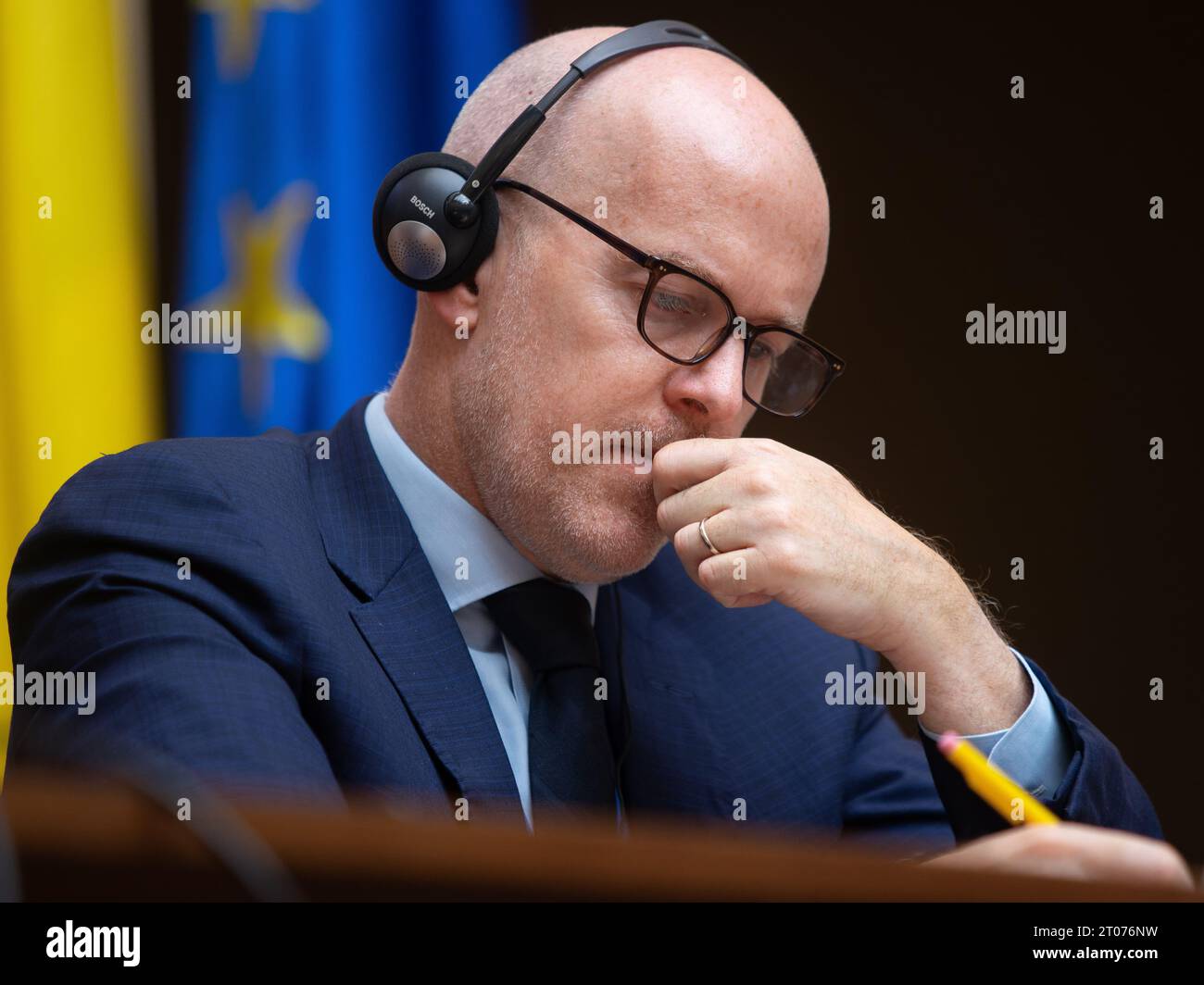 Bucarest, Romania. 4 ottobre 2023: Geoff Gottlieb, alto Rappresentante regionale dell'FMI per l'Europa centrale, orientale e sudorientale, ascolta il discorso di Jan Kees Martijn (non in foto), capo della missione per la Romania del Fondo monetario internazionale, durante la conferenza stampa sulla dichiarazione conclusiva che descrive i risultati preliminari del personale del FMI al termine della missione ufficiale in Romania tra il 22 settembre e il 4 ottobre, presso la sede centrale della Banca nazionale di Romania a Bucarest. Crediti: Lucian Alecu/Alamy Live News Foto Stock