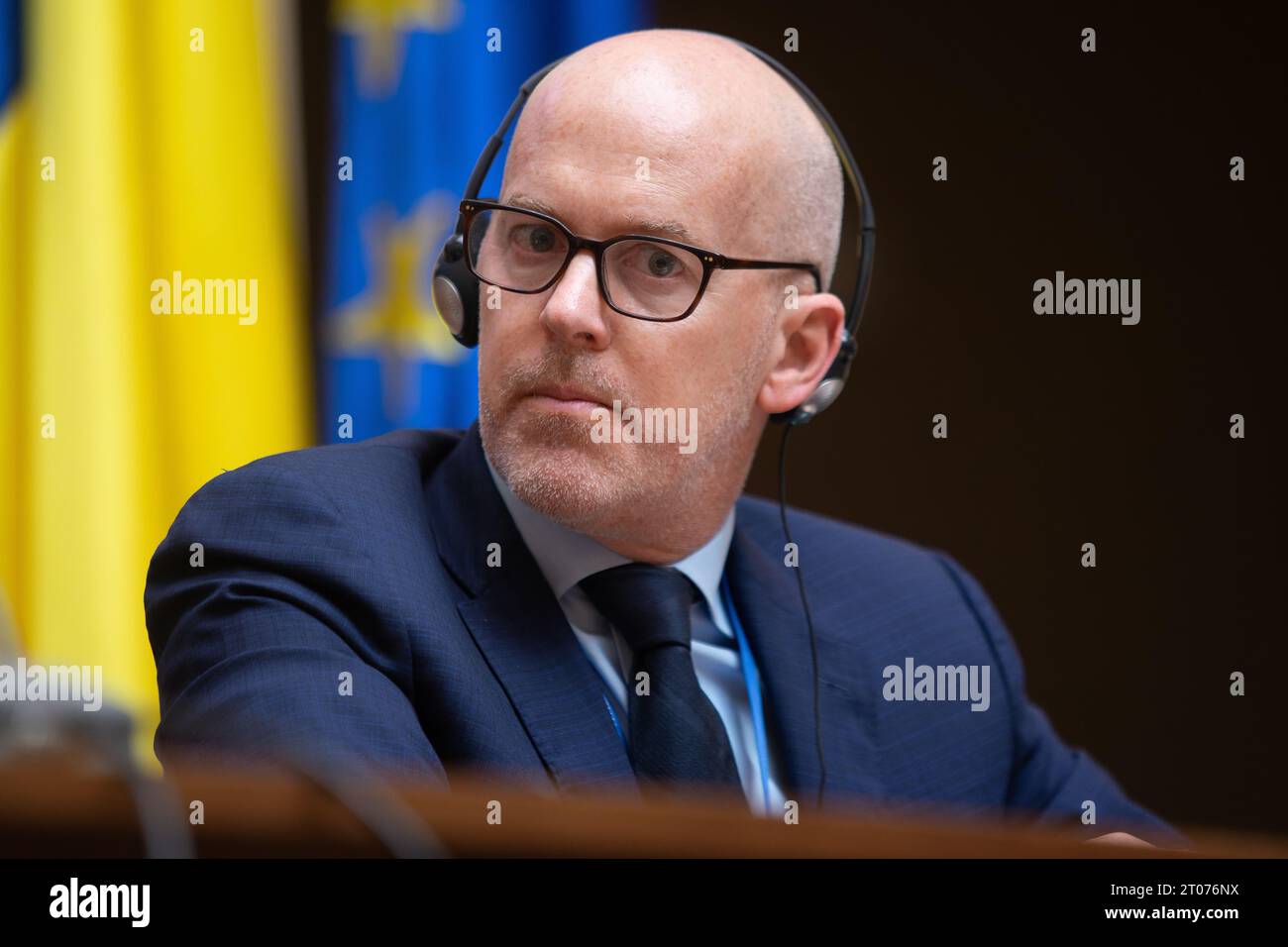 Bucarest, Romania. 4 ottobre 2023: Geoff Gottlieb, alto Rappresentante regionale dell'FMI per l'Europa centrale, orientale e sudorientale, ascolta il discorso di Jan Kees Martijn (non in foto), capo della missione per la Romania del Fondo monetario internazionale, durante la conferenza stampa sulla dichiarazione conclusiva che descrive i risultati preliminari del personale del FMI al termine della missione ufficiale in Romania tra il 22 settembre e il 4 ottobre, presso la sede centrale della Banca nazionale di Romania a Bucarest. Crediti: Lucian Alecu/Alamy Live News Foto Stock