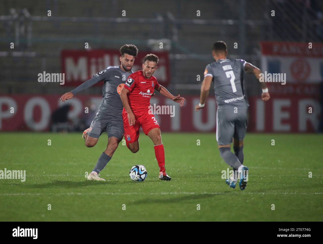 Unterhaching, Deutschland. 4 ottobre 2023. Unterhaching, Deutschland 04. Ottobre 2023: Fussball, Herren, 3.Liga, Saison 2023/2024, SpVgg Unterhaching - Rot-Weiss Essen, Uhlsportpark José-Enrique Rios Alonso (Rot-Weiss Essen) (li.) mit Simon Skarlatidis (SpVgg Unterhaching) (rientro) Le normative di im Zweikampf um den Ball DFB vietano l'uso di fotografie come sequenze di immagini e/o quasi-video credito: dpa/Alamy Live News Foto Stock