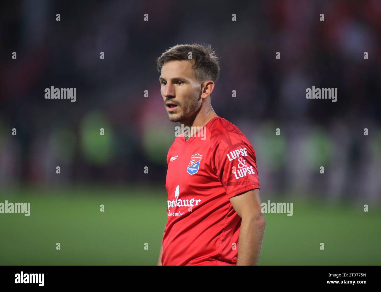 Unterhaching, Deutschland. 4 ottobre 2023. Unterhaching, Deutschland 04. Ottobre 2023: Fussball, Herren, 3.Liga, Saison 2023/2024, SpVgg Unterhaching - Rot-Weiss Essen, Uhlsportpark Simon Skarlatidis (SpVgg Unterhaching) Kopf, Oberkörper regolamenti DFB vietano qualsiasi uso di fotografie come sequenze di immagini e/o quasi-video credito: dpa/Alamy Live News Foto Stock