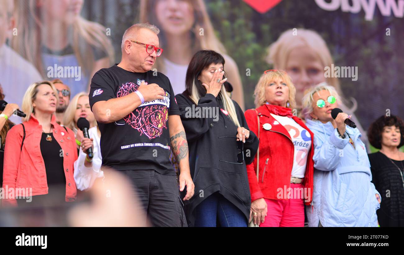 Varsavia Polonia. 1° ottobre 2023. Million Hearts March. Gli artisti sono apparsi sul palco alla fine del percorso di marzo e hanno cantato la canzone "i Love Freedom" t Foto Stock