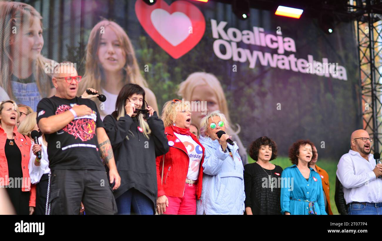 Varsavia Polonia. 1° ottobre 2023. Million Hearts March. Gli artisti sono apparsi sul palco alla fine del percorso di marzo e hanno cantato la canzone "i Love Freedom" t Foto Stock