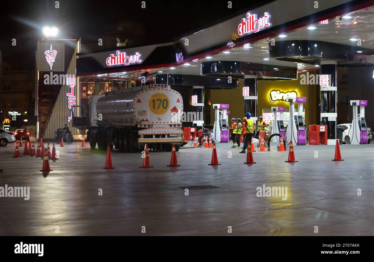 Cairo, Egitto, settembre 30 2023: Distributore di benzina e benzina Chillout, una grande autocisterna che rifornisce la stazione di servizio, che alimenta le autocisterne dello stat Foto Stock