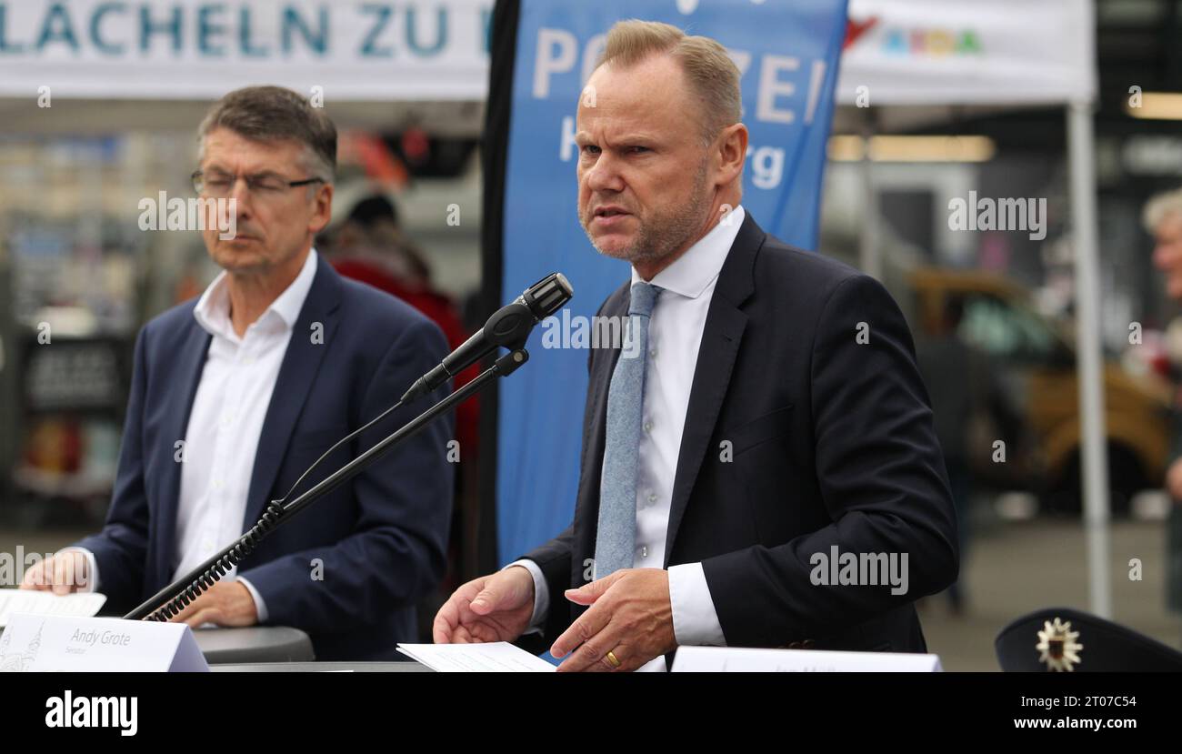 Andy Grote, Senator der Behörde für Inneres und Sport, bei einem Pressetermin zum Inkrafttreten des Waffenverbots rund um den Hauptbahnhof. St Georg Hamburg *** Andy Grote, senatore del Ministero dell'interno e dello Sport, a un evento stampa per celebrare l'entrata in vigore del divieto di armi intorno alla stazione principale di St Georg Hamburg Credit: Imago/Alamy Live News Foto Stock