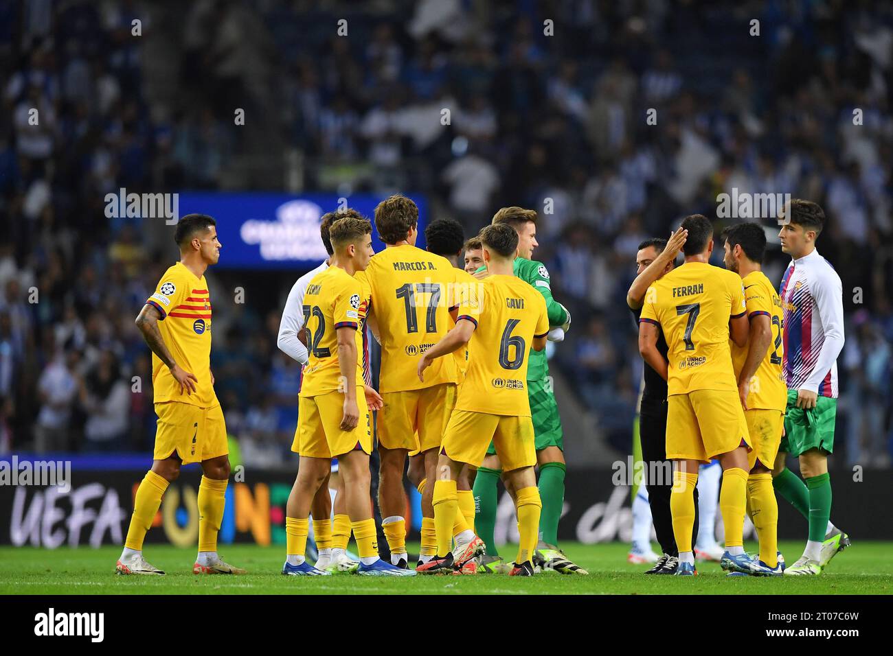 Porto, Portogallo. 4 ottobre 2023. Dragao Stadium, Champions League 2023/2024, FC Porto contro FC Barcelona; giocatori del FC Barcelona, festeggia dopo la partita di UEFA Champions League 2023/2024 gruppo H tra FC Porto e FC Barcelona al Dragao Stadium di Porto il 04 ottobre. Foto: Daniel Castro/DiaEsportivo/Alamy Live News Credit: DiaEsportivo/Alamy Live News Foto Stock