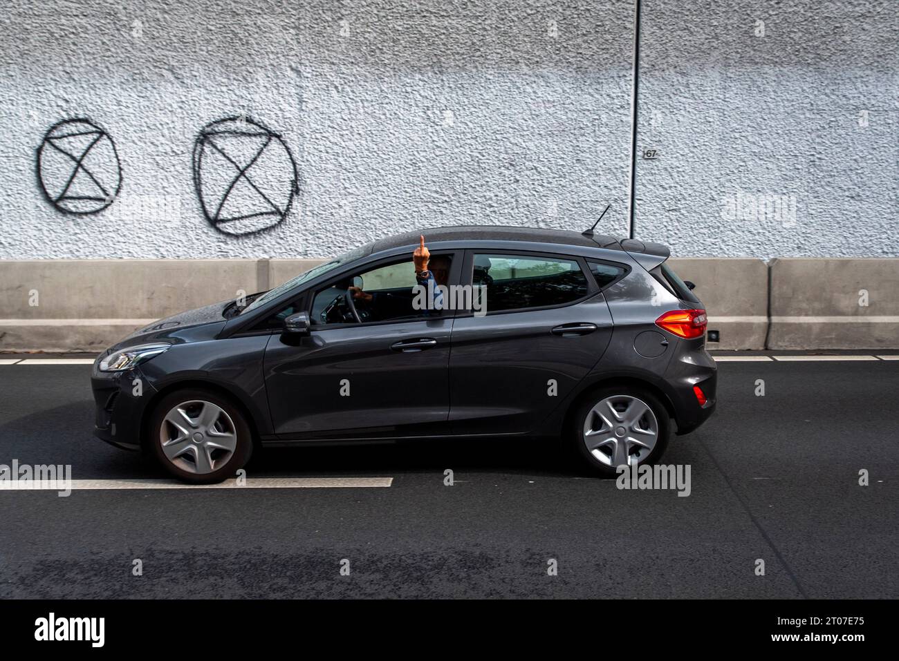 L'Aia, Olanda meridionale, Paesi Bassi. 4 ottobre 2023. Un autista mostra agli attivisti di Extinction Rebellion come si sente riguardo al loro blocco dell'A12. Gli attivisti della ribellione dell'estinzione bloccarono l'autostrada A12 a l'Aia. (Immagine di credito: © James Petermeier/ZUMA Press Wire) SOLO USO EDITORIALE! Non per USO commerciale! Foto Stock