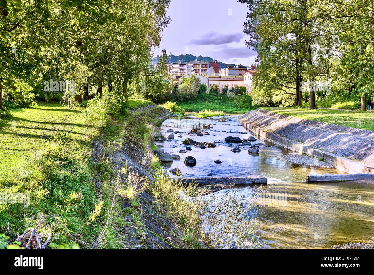 Vista sul fiume Ropa, sulle cui rive si trova l'antica città di Gorlica, Polonia. Foto Stock