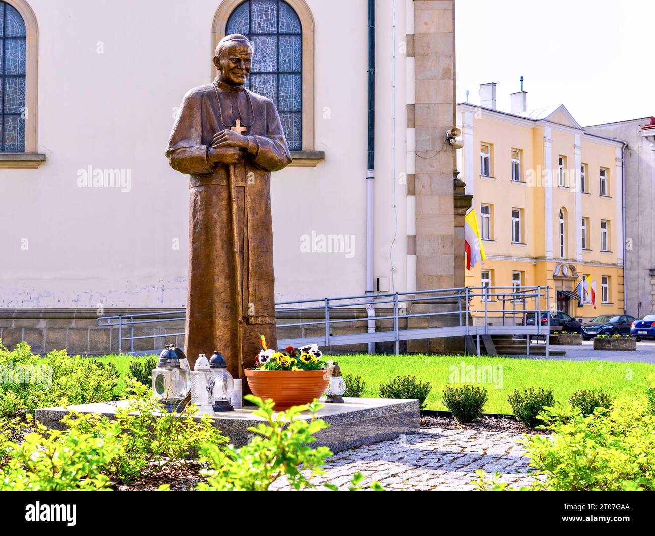 Gorlica, Polonia - 2 maggio 2022: Monumento a Giovanni Paolo II vicino alla Basilica della Natività della Beata Vergine Maria. Foto Stock