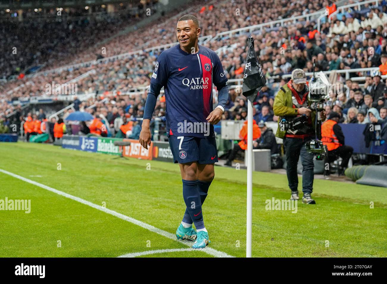 Newcastle, Regno Unito. 4 ottobre 2023. Paris Saint-Germain attaccante Kylian Mbappe (7) durante la partita Newcastle United FC contro Paris Saint-Germain FC, UEFA Champions League Round 1 al St.James' Park, Newcastle, Regno Unito il 4 ottobre 2023 credito: Every Second Media/Alamy Live News Foto Stock