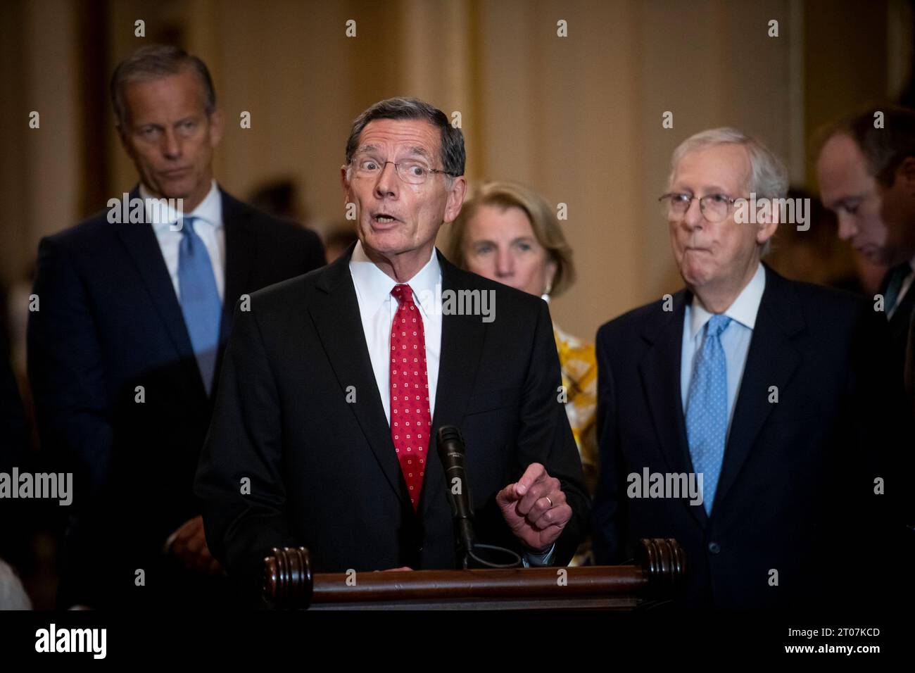 Washington, Stati Uniti d'America. 4 ottobre 2023. Il senatore degli Stati Uniti John Barrasso (repubblicano del Wyoming) offre osservazioni in seguito al pranzo di politica repubblicana del Senato, al Campidoglio degli Stati Uniti a Washington, DC, mercoledì 4 ottobre 2023. Credito: Rod Lamkey/CNP/Sipa USA credito: SIPA USA/Alamy Live News Foto Stock