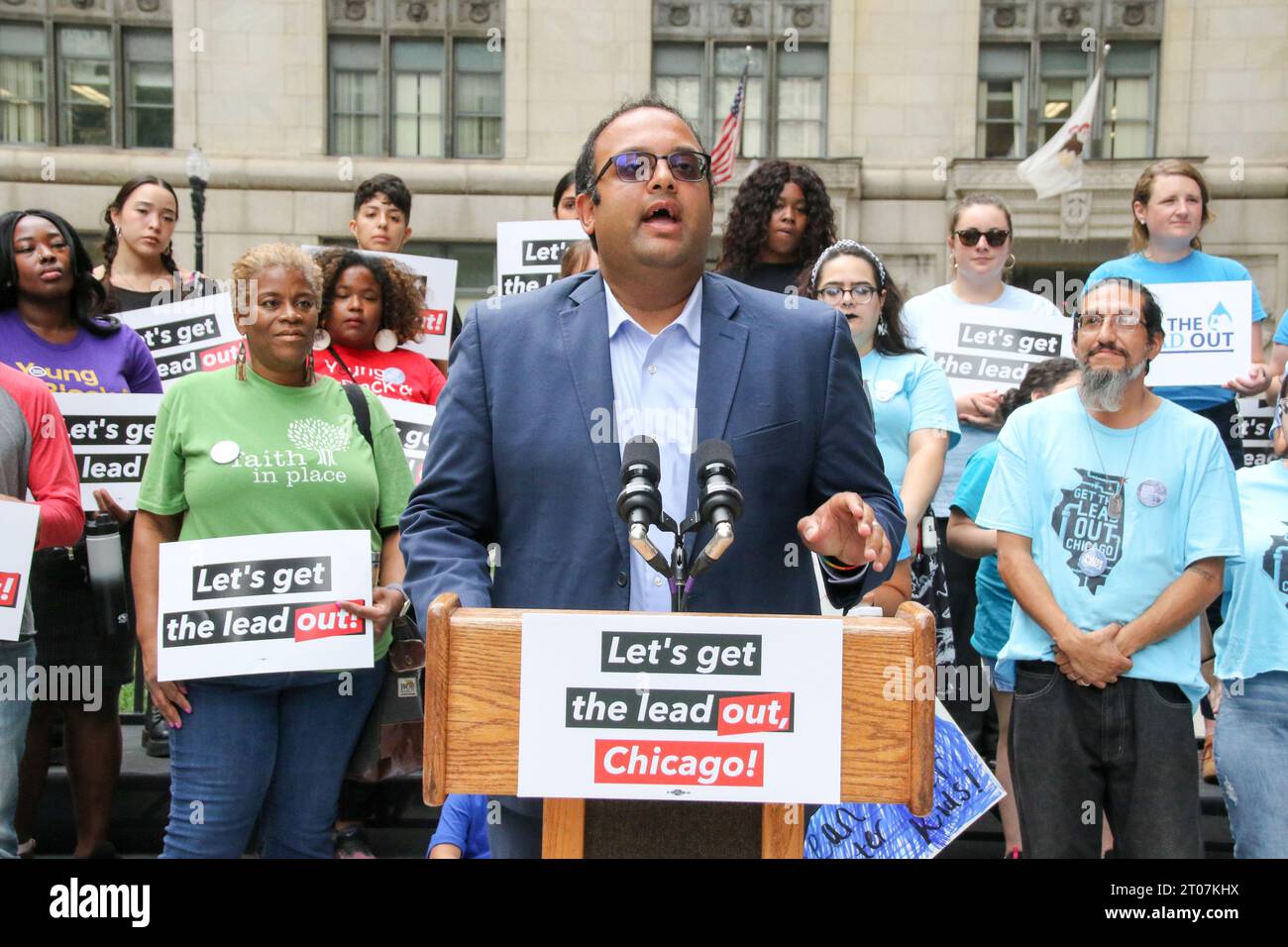 Il senatore di stato RAM Villivalam dell'ottavo distretto parla al Let's Get the Lead Out, Chicago! rally in cui le persone si sono unite a gruppi ambientalisti per agire per ottenere la guida e garantire acqua potabile sicura per tutta Chicago al Daley Plaza di Chicago il 4 ottobre 2023. Chicago ha il maggior numero di tubi di piombo di qualsiasi città del paese e i dimostranti vogliono dimostrare un ampio sostegno per la rimozione rapida ed equa della linea di servizio di piombo prima dei miglioramenti della regola "piombo e rame" che l'EPA proporrà a ottobre. (Foto di: Alexandra Buxbaum/Sipa USA) credito: SIPA USA/Alamy Live News Foto Stock