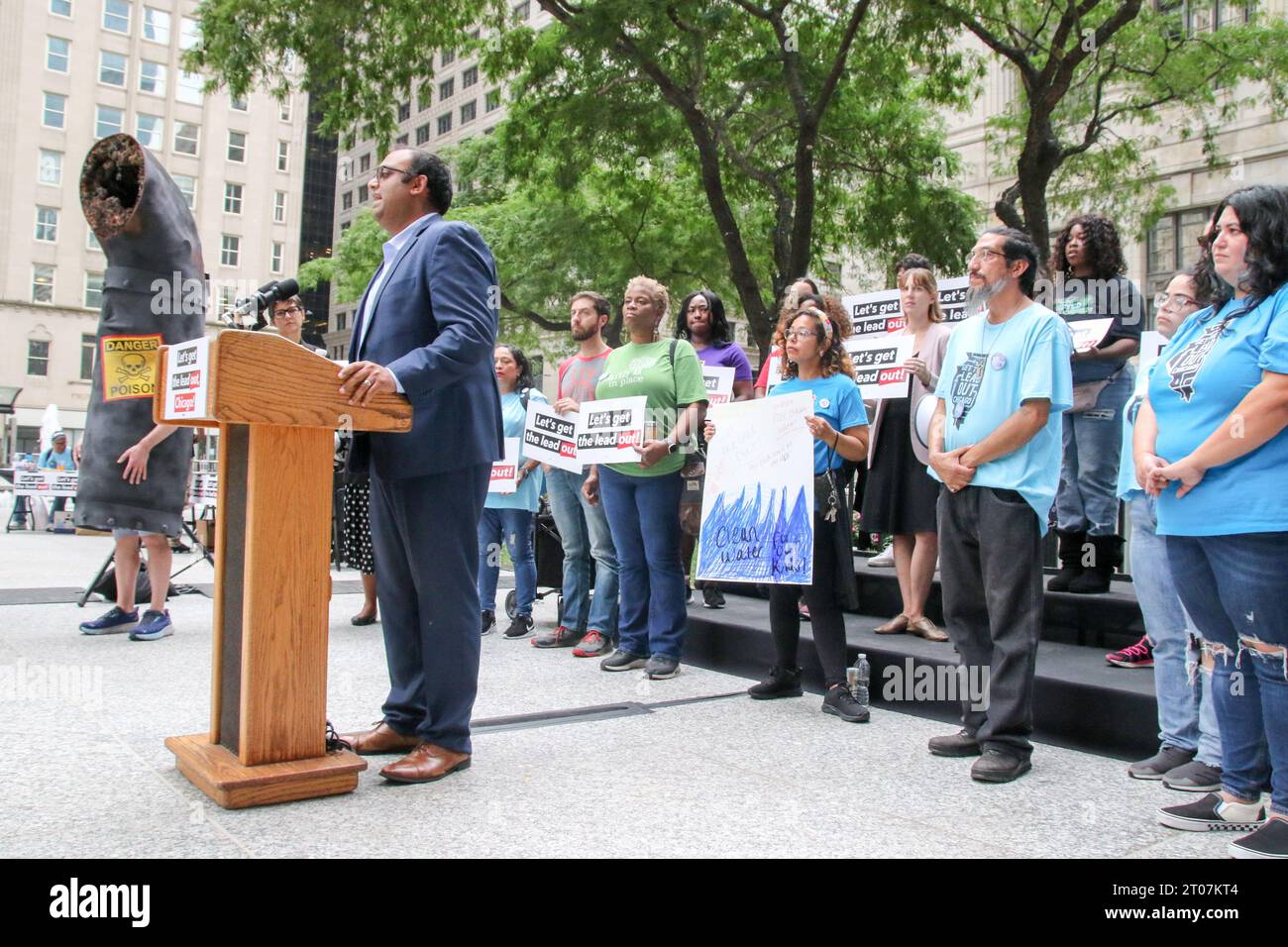 Il senatore di stato RAM Villivalam dell'ottavo distretto parla al Let's Get the Lead Out, Chicago! rally in cui le persone si sono unite a gruppi ambientalisti per agire per ottenere la guida e garantire acqua potabile sicura per tutta Chicago al Daley Plaza di Chicago il 4 ottobre 2023. Chicago ha il maggior numero di tubi di piombo di qualsiasi città del paese e i dimostranti vogliono dimostrare un ampio sostegno per la rimozione rapida ed equa della linea di servizio di piombo prima dei miglioramenti della regola "piombo e rame" che l'EPA proporrà a ottobre. (Foto di: Alexandra Buxbaum/Sipa USA) credito: SIPA USA/Alamy Live News Foto Stock