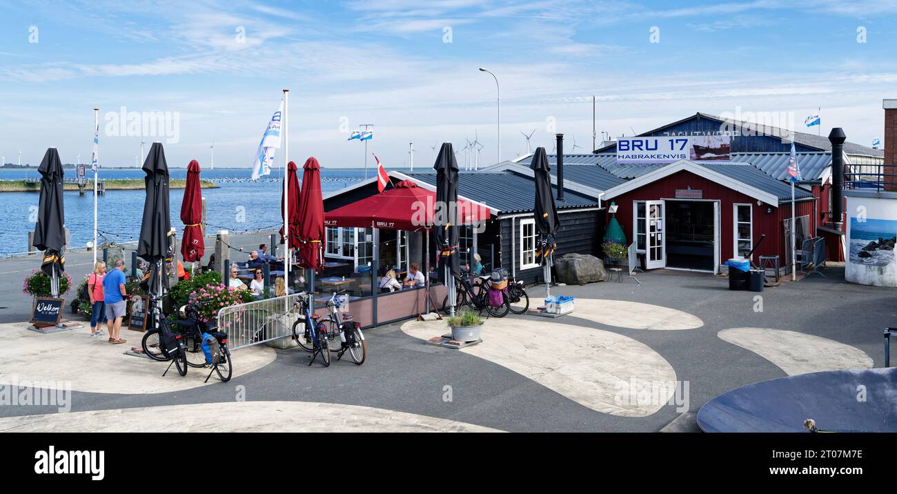 Bruinisse, Paesi Bassi settembre 27 2023: Vista del famoso ristorante di pesce BRU 17 nel porto di Bruinisse in una giornata di sole Foto Stock