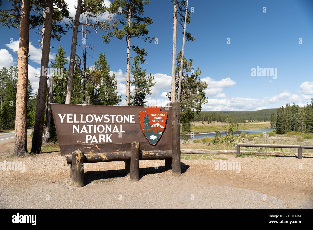 Parco nazionale di Yellowstone, Wyoming: 14 settembre 2023: Insegna del parco nazionale di Yellowstone situata all'entrata sud del parco nazionale Foto Stock