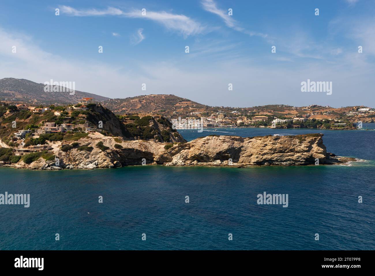Vista dell'oceano e della costa con Agia Pelagia sullo sfondo. Foto Stock