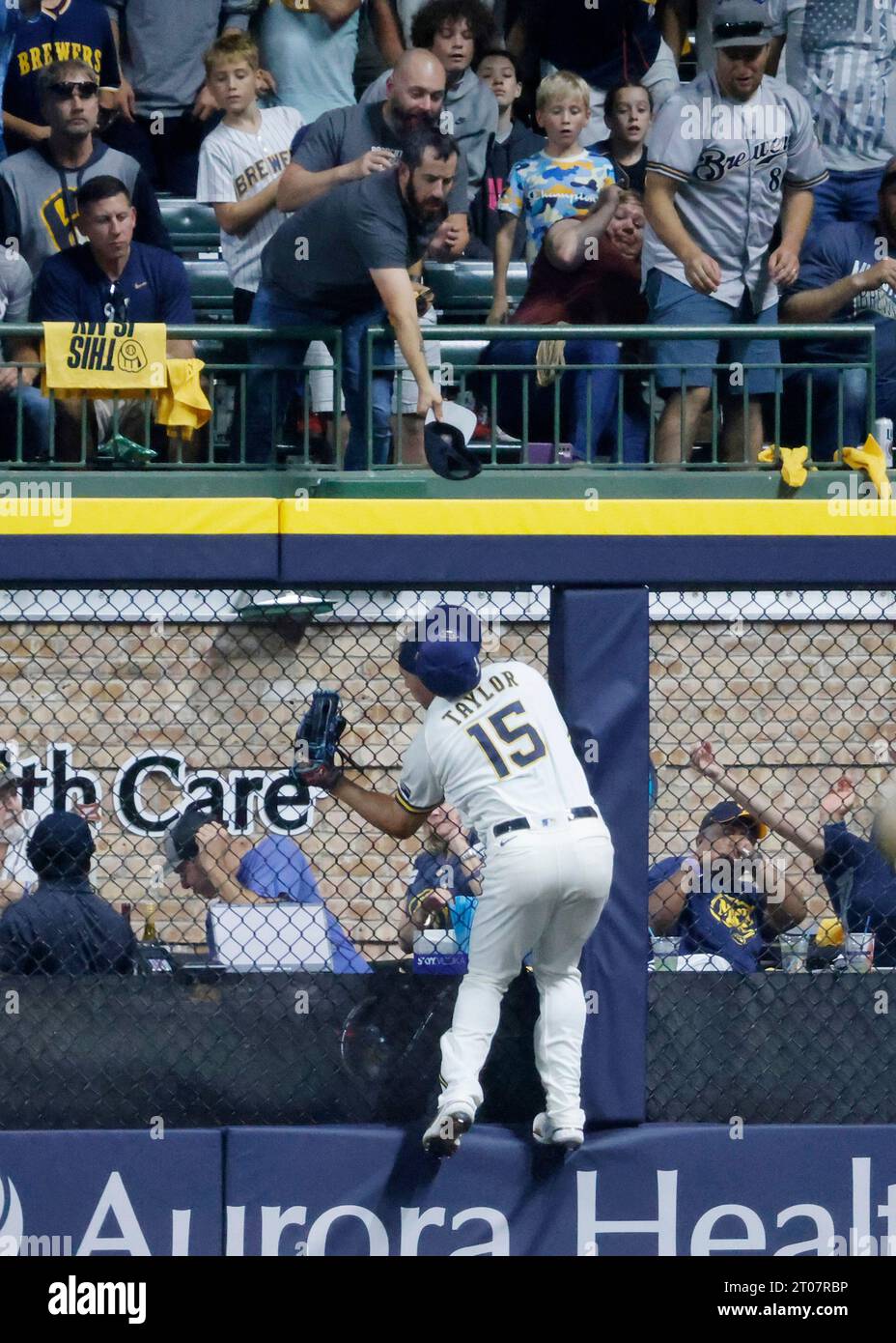 Milwaukee, Stati Uniti. 4 ottobre 2023. Il fielder destro dei Milwaukee Brewers Tyrone Taylor non può raggiungere un fuoricampo degli Arizona Diamondbacks Alek Thomas nel quinto inning in gara 2 di una serie MLB National League Wild Card all'American Family Field di Milwaukee, Wisconsin, mercoledì 4 ottobre 2023. Foto di Tannen Maury/UPI Credit: UPI/Alamy Live News Foto Stock