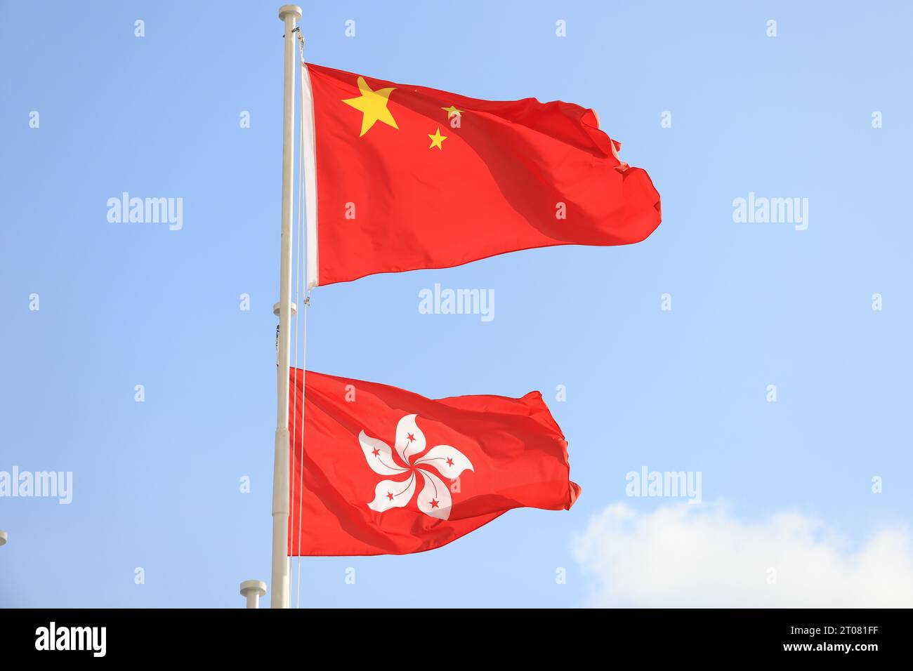Bandiera cinese e di hong kong allestita in occasione della celebrazione del 74° anniversario della giornata nazionale della Repubblica Popolare Cinese contro i blu Foto Stock