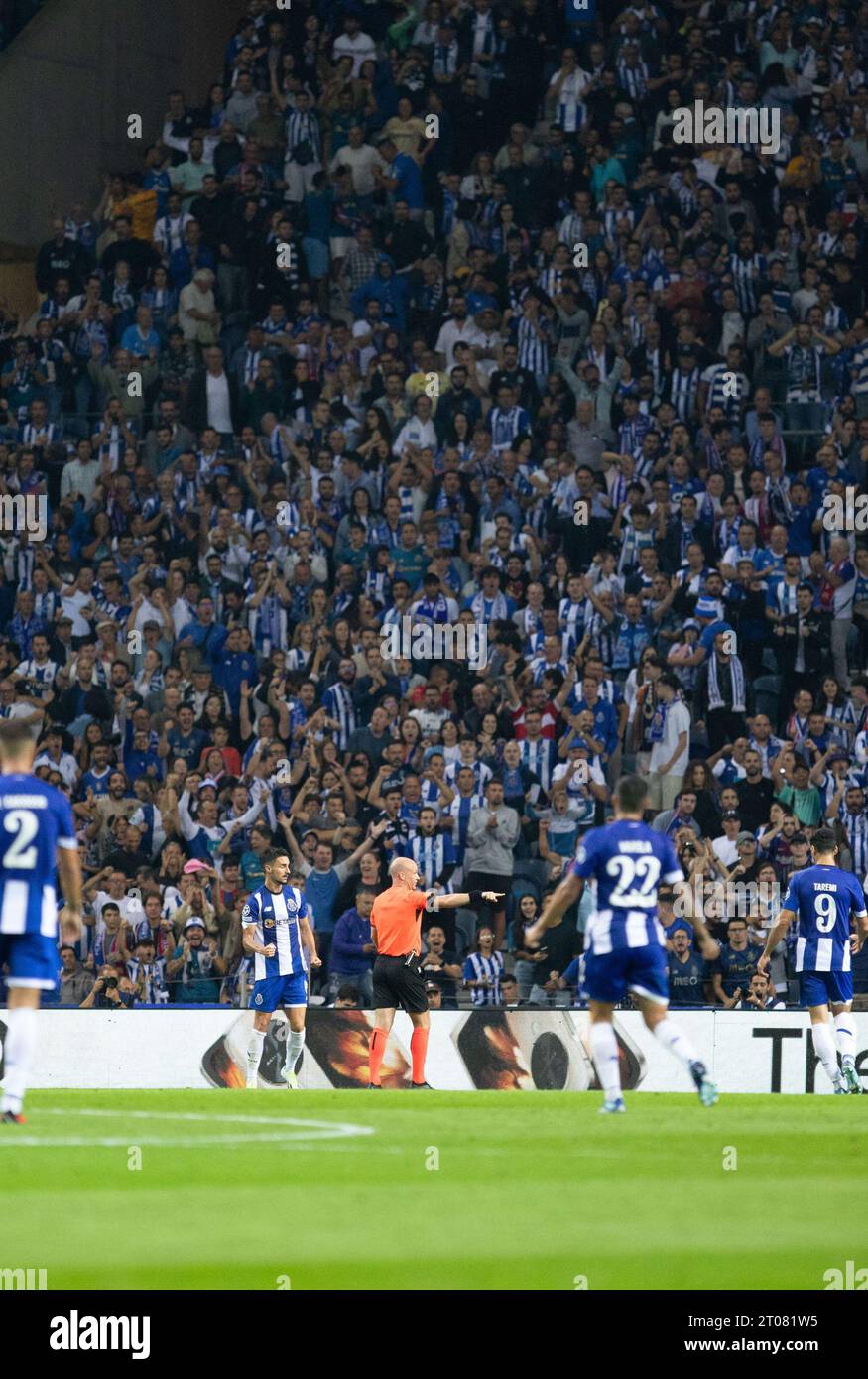 Porto, Portogallo. 4 ottobre 2023. PORTO, PORTOGALLO - 4 OTTOBRE: Partita tra FC Porto e FC Barcelona nel gruppo H della UEFA Champions League a Estádio do Dragão il 4 ottobre 2023 a Porto, Portogallo. (Foto di Sergio Mendes/PxImages) credito: PX Images/Alamy Live News Foto Stock