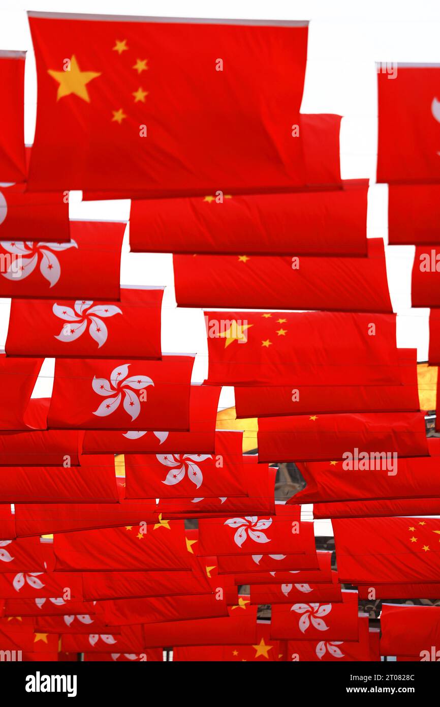 Bandiera cinese e di hong kong allestita in occasione della celebrazione del 74° anniversario della giornata nazionale della Repubblica popolare cinese a tsim Sha tsui, Foto Stock