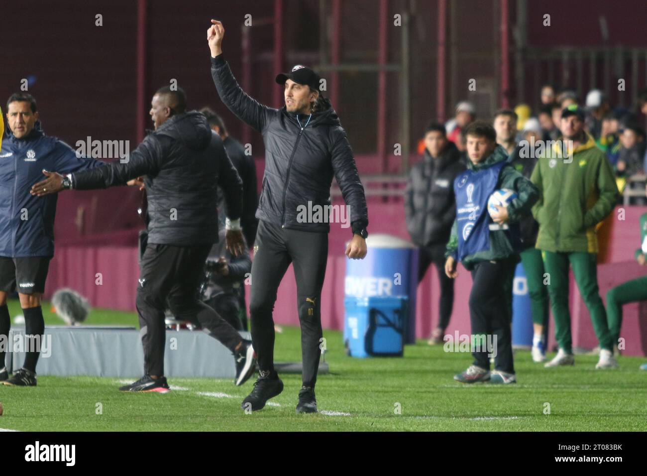 Buenos Aires, Argentina. 5 ottobre 2023. Luis Zubeldia, allenatore della Liga Deportiva Universitaria (EQU) durante una partita di semifinale della CONMEBOL Sudamericana Cup allo stadio Ciudad de Lanús ( Credit: Néstor J. Beremblum/Alamy Live News Foto Stock