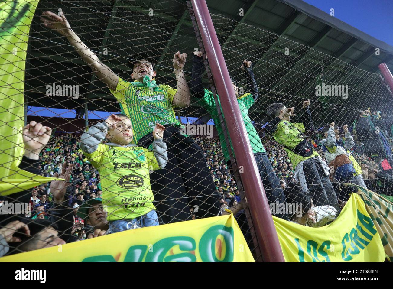 Buenos Aires, Argentina. 5 ottobre 2023. Tifosi di Defensa y Justicia durante una partita di semifinale della CONMEBOL Sudamericana Cup allo stadio Ciudad de Lanús ( Credit: Néstor J. Beremblum/Alamy Live News Foto Stock