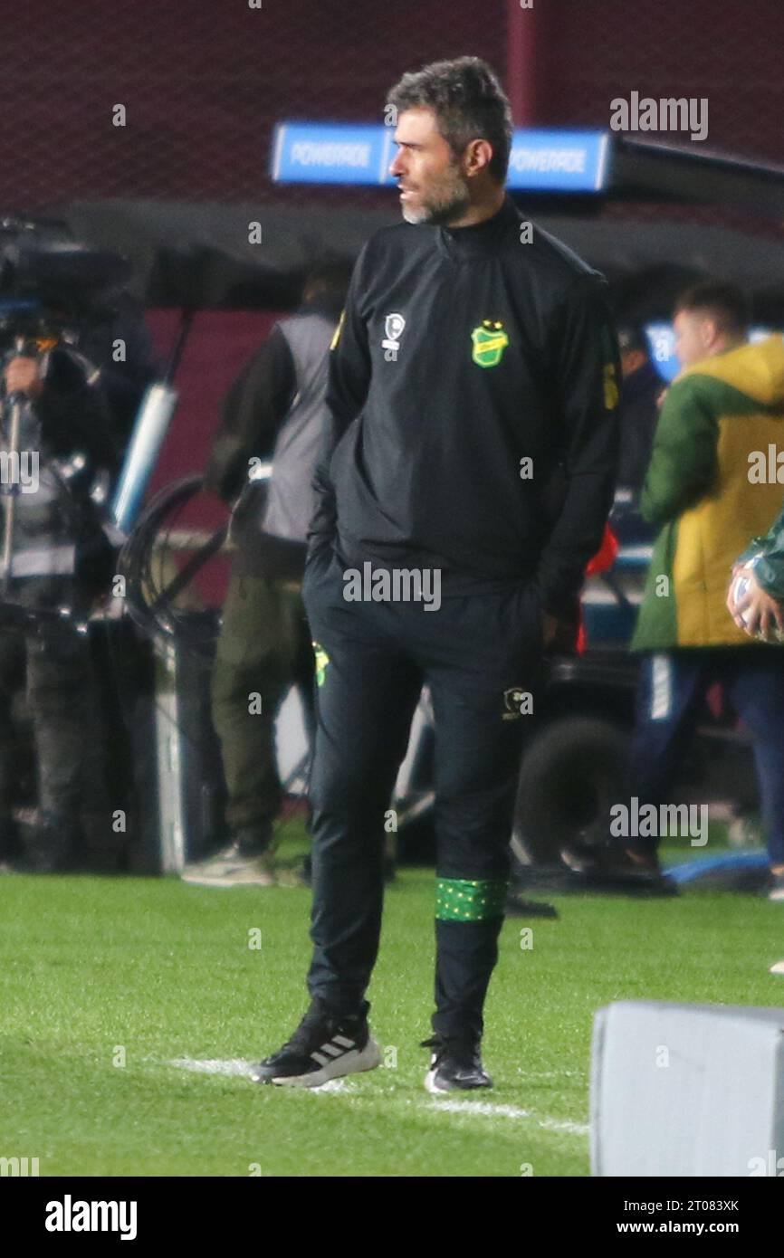 Buenos Aires, Argentina. 45 ottobre 2023. Julio Vaccari, allenatore del Defensa y Justicia durante una partita di semifinale della CONMEBOL Sudamericana Cup allo stadio Ciudad de Lanús ( Credit: Néstor J. Beremblum/Alamy Live News Foto Stock