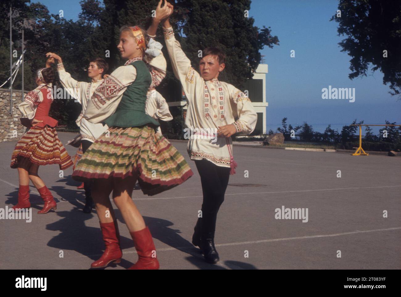 URSS (Unione delle Repubbliche Socialiste sovietiche) Crimea. Pionieri che eseguono danza folcloristica presso il campo dei pionieri di Artek Foto Stock