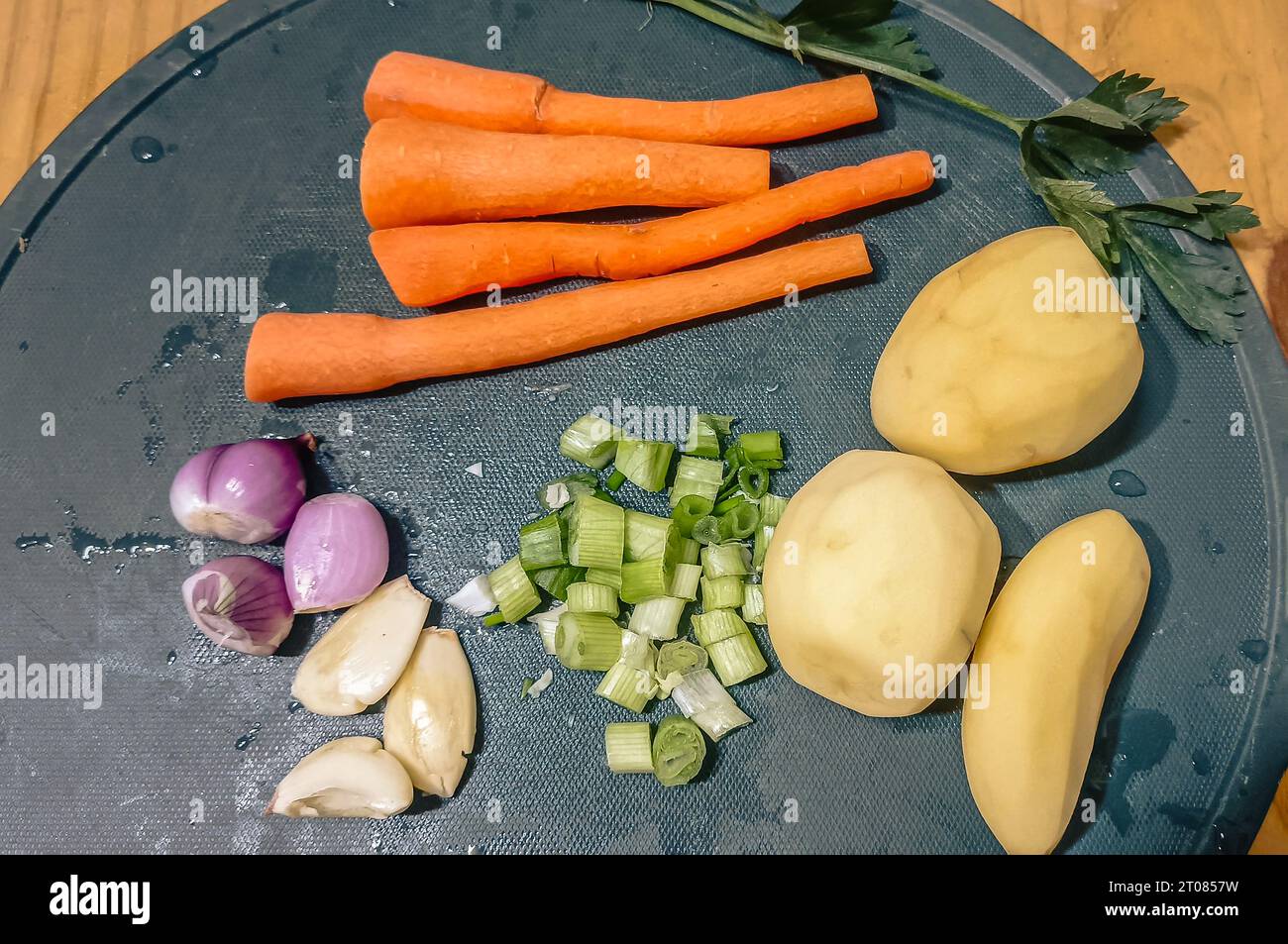 Ingredienti vegetali preparati per cucinare Foto Stock