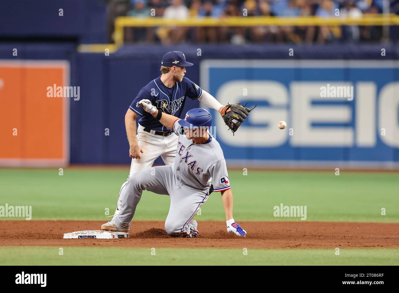 St Petersburg, FL USA; lo shortstop dei Texas Rangers Corey Seager (5) fa doppio con il campo destro durante una partita di Wild card MLB contro i Tampa Bay Rays a Wedn Foto Stock