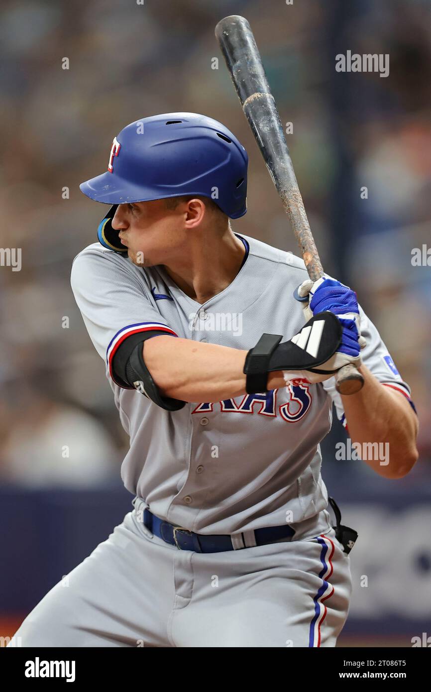 St Petersburg, FL USA; lo shortstop dei Texas Rangers Corey Seager (5) fa doppio con il campo destro durante una partita di Wild card MLB contro i Tampa Bay Rays a Wedn Foto Stock
