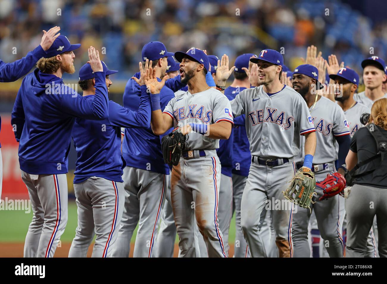 St Petersburg, FL USA; i Tampa Bay Rays danno alti pugni e colpi di mano per la vittoria ed eliminano i Tampa Bay Rays dopo una partita di wildcard MLB Foto Stock