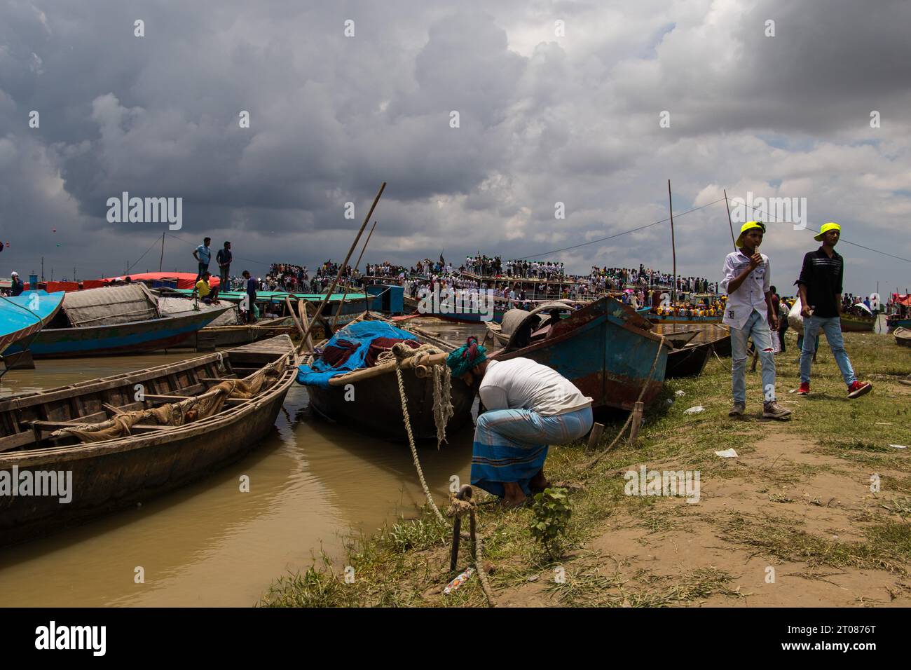 Stazione di navigazione tradizionale, stile di vita delle persone e foto del cielo nuvoloso scattate il 25 giugno 2022 dalla stazione di Mawa, Bangladesh Foto Stock