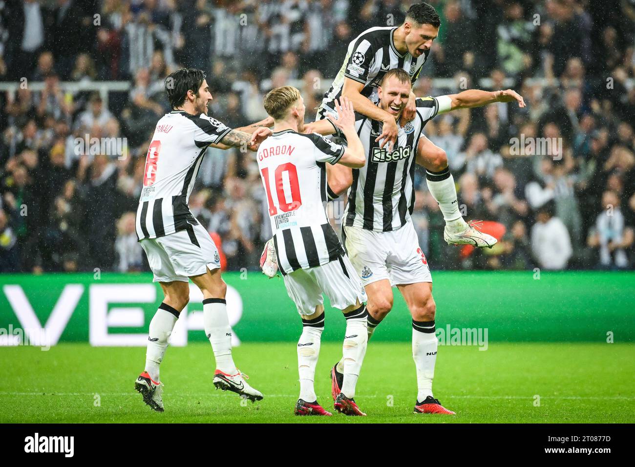 Dan BURN del Newcastle festeggia il suo gol con i compagni di squadra durante la partita di UEFA Champions League, gruppo F tra Newcastle United FC e Paris Saint-Germain il 4 ottobre 2023 al St James's Park di Newcastle upon Tyne, Inghilterra Foto Stock