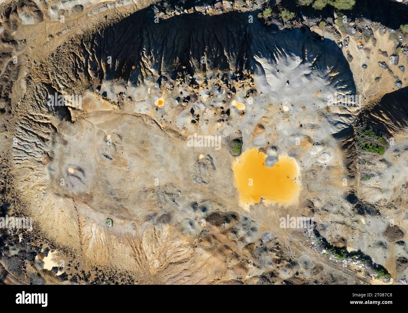 Cratere di una miniera di rame abbandonata. Acqua gialla tossica. Inquinamento ambientale Foto Stock