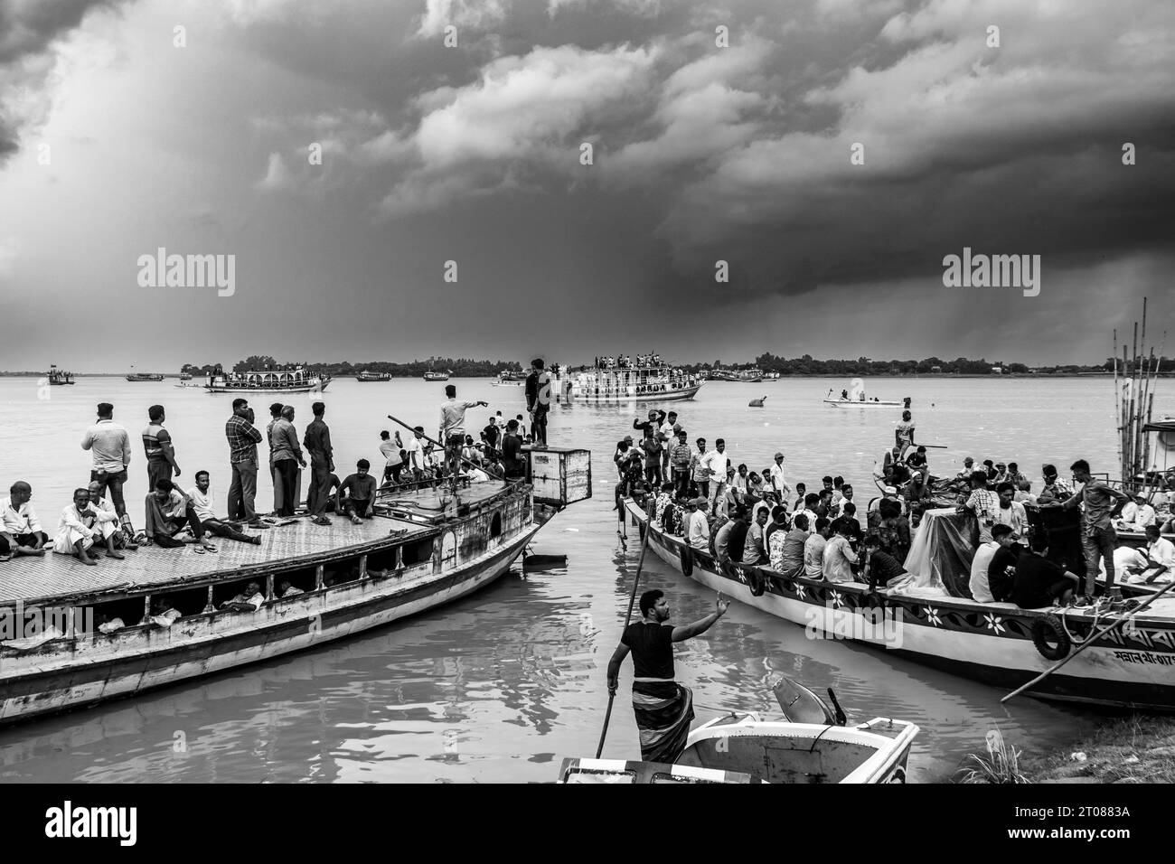 Stazione di navigazione tradizionale, stile di vita delle persone e foto del cielo nuvoloso scattate il 25 giugno 2022 dalla stazione di Mawa, Bangladesh Foto Stock