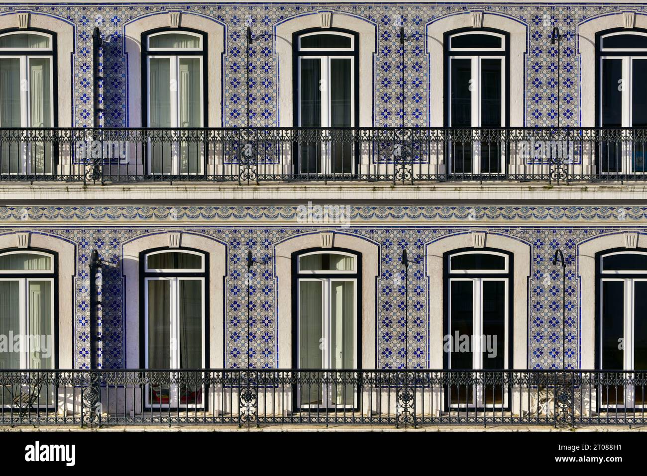 Un edificio decorato con azulejos, tradizionali piastrelle ceramiche blu portguese, di fronte all'appartamento che ho affittato a Chiado, Lisbona, Portogallo. Foto Stock