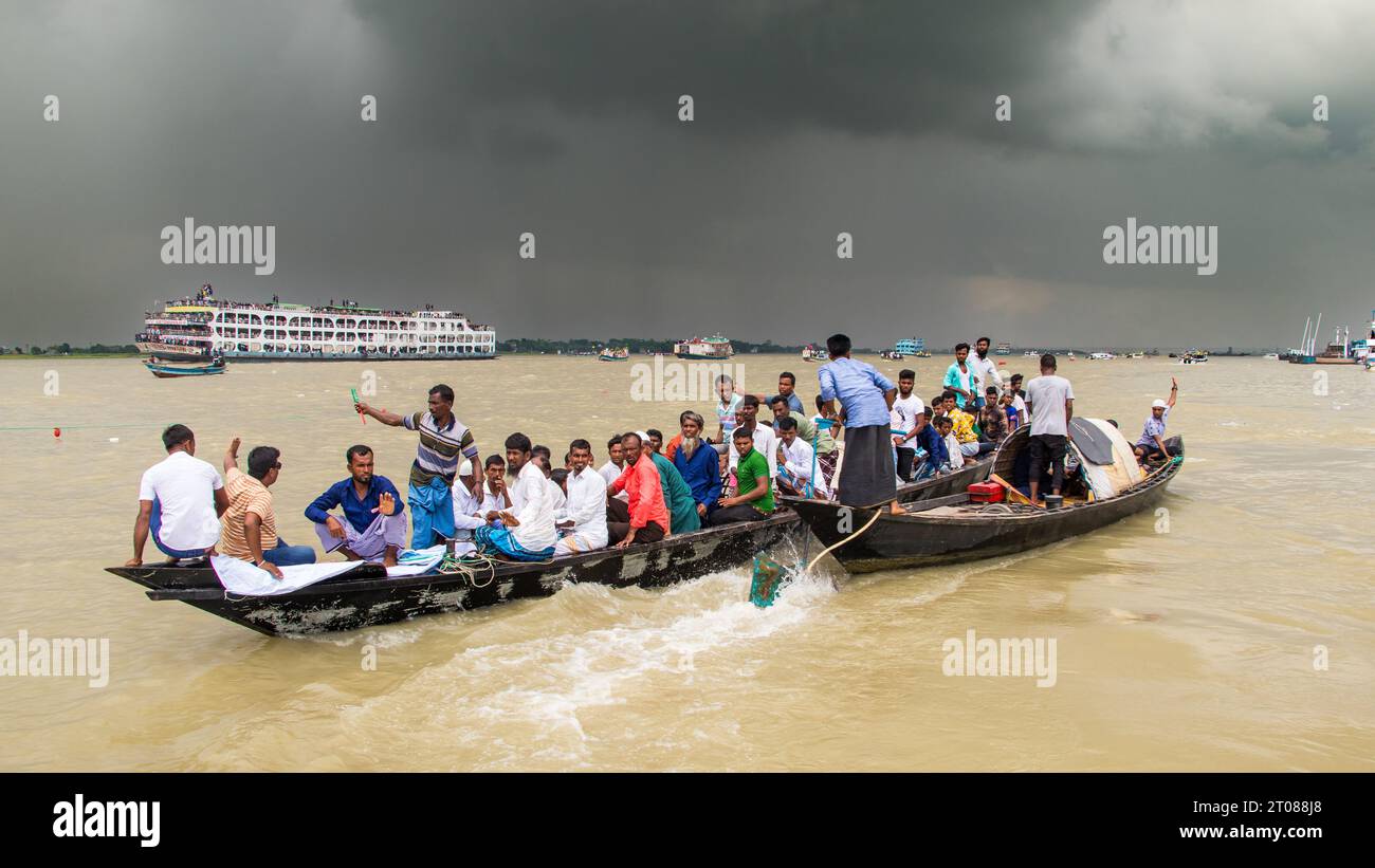 Stazione di navigazione tradizionale, stile di vita delle persone e foto del cielo nuvoloso scattate il 25 giugno 2022 dalla stazione di Mawa, Bangladesh Foto Stock