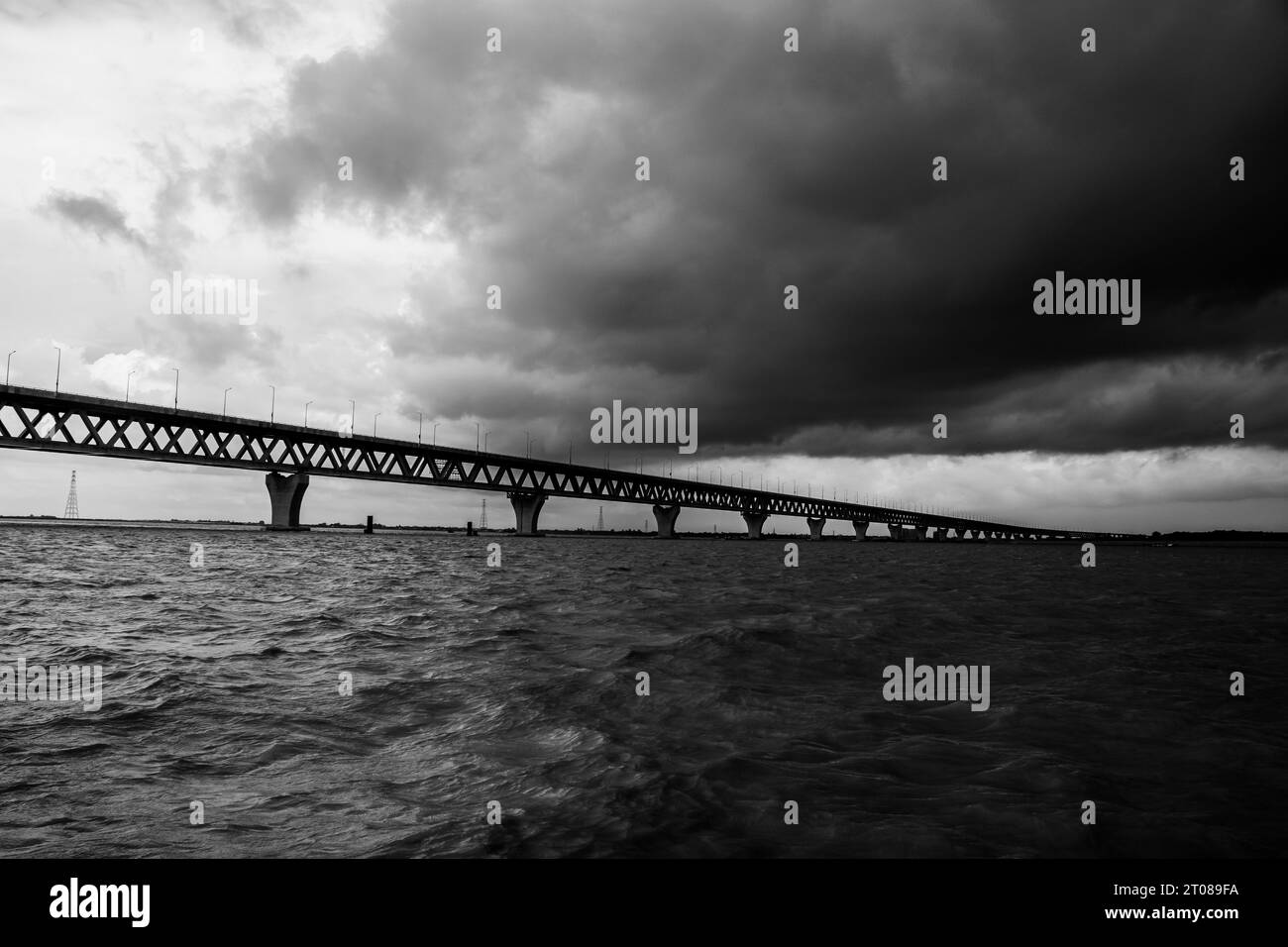 La più estesa fotografia del ponte Padma sotto il cielo nuvoloso, scattata il 25 giugno 2022 dalla stazione di Mawa, Bangladesh Foto Stock