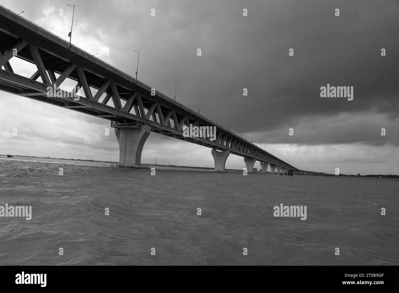 La più estesa fotografia del ponte Padma sotto il cielo nuvoloso, scattata il 25 giugno 2022 dalla stazione di Mawa, Bangladesh Foto Stock
